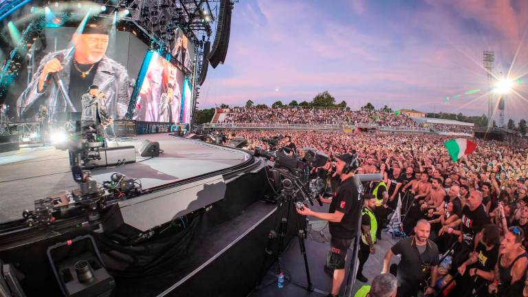 Vasco Rossi al suo “popolo” a Rimini: «Siete il fan club più bello al mondo!». Le immagini del Soundcheck