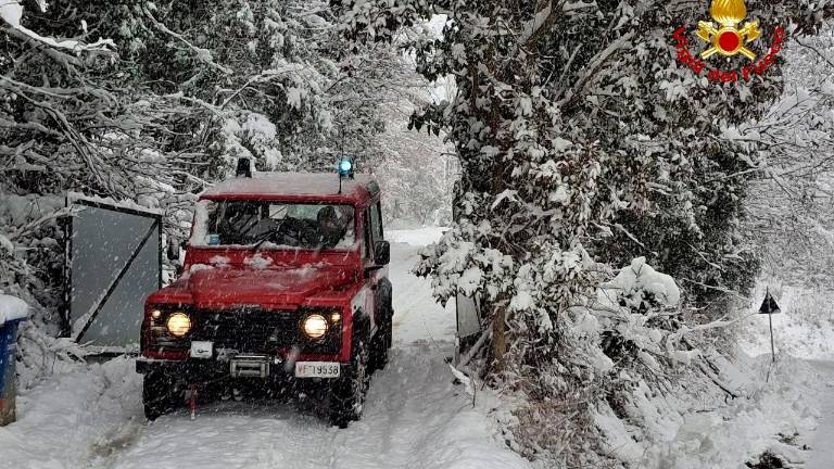 Bertinoro, stufa in fiamme a Santa Maria Nuova: due anziani soccorsi. Per i Vigili del Fuoco centinaia di interventi a causa della neve VIDEO