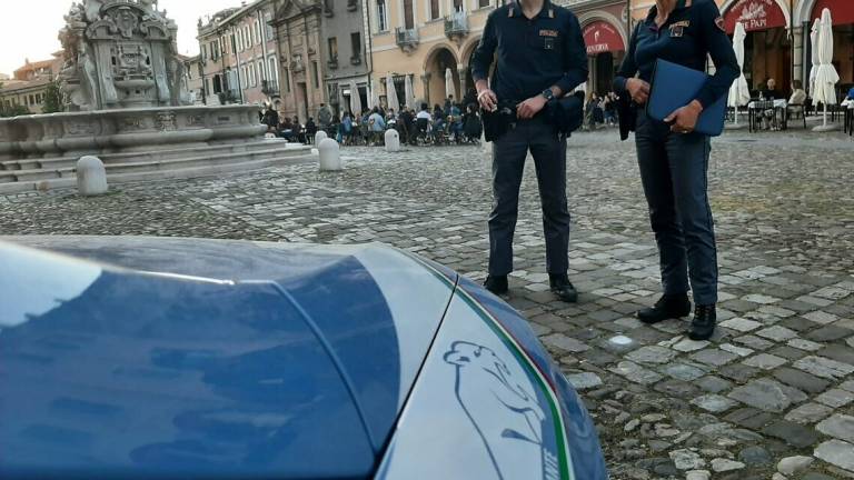 Ubriaco punta un coltello per rapinare un passante: arrestato a Cesena