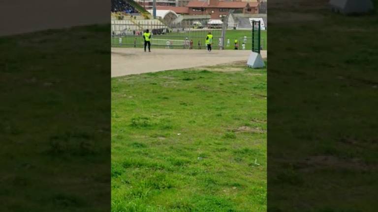 Calcio C, gol di Adamo: i tifosi del Cesena esultano fuori dallo stadio di Sassari VIDEO
