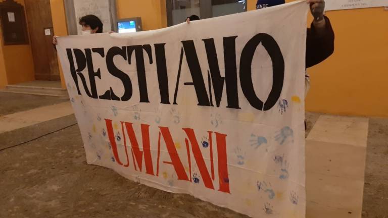 Cesena: candele in piazza per i profughi bloccati tra Polonia e Bielorussia