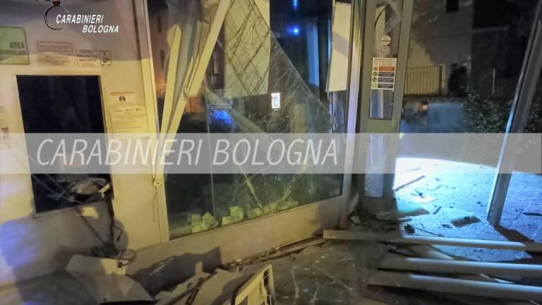 Imola, fanno esplodere il bancomat a Ponticelli: bottino di 40mila euro