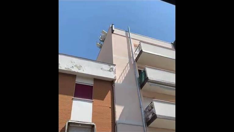 Antenna 5G si stacca dal tetto, paura in via delle Fosse a Rimini