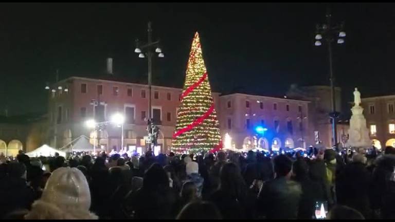 Forlì accende il Natale con albero e luminarie VIDEO