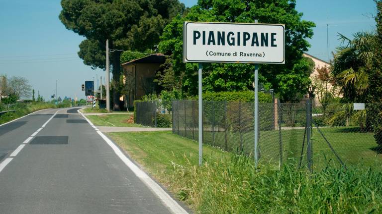 Ravenna, vandalismi a Piangipane. Niente presidio di polizia. La maggioranza: “Mediatori e progetto educativo”
