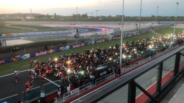 MotoGp a Misano, la sfilata notturna di centinaia di Ktm VIDEO