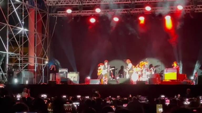 L'attesa dei fans per Johnny Depp e Jeff Beck all'arena della Regina di Cattolica VIDEO