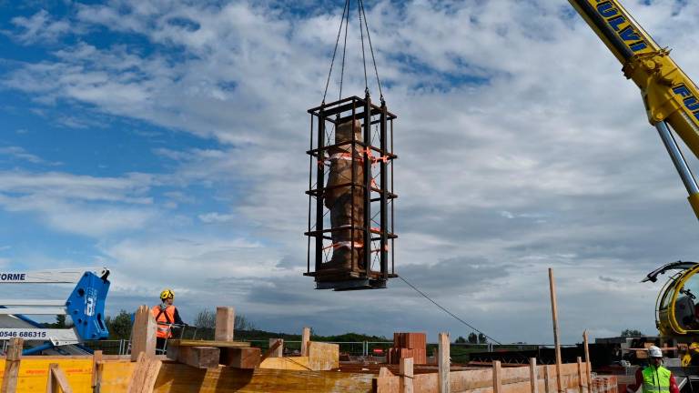 Ravenna, il monumento ai caduti torna a salutare chi entra nel porto