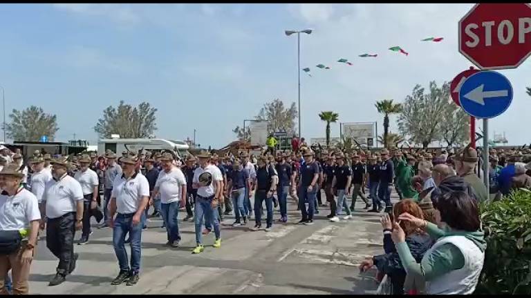 Alpini, la sfilata sul lungomare di Rimini