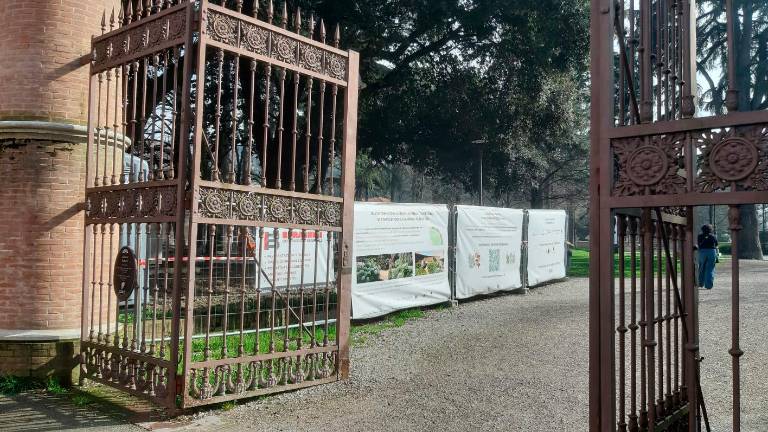 La recinzione del cantiere accanto all’ingresso dei giardini pubblici