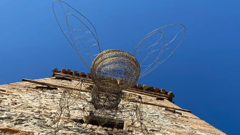 Poggio Torriana. Sulla Torre del campanile ecco l'ape opera d'arte