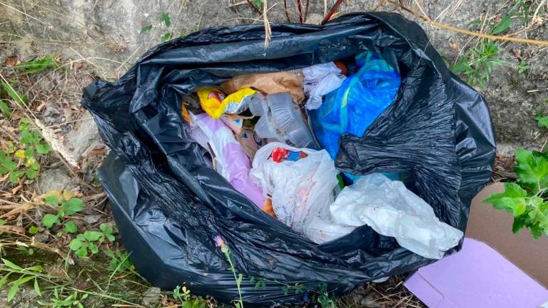 Rifiuti abbandonati in via Roversano