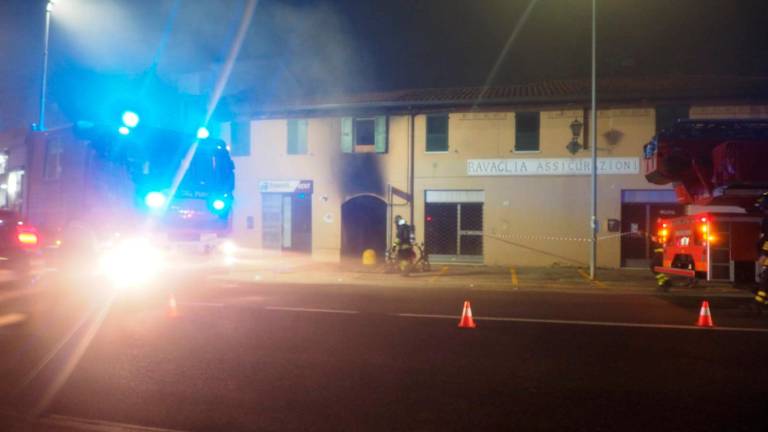 L’intervento dei vigili del fuoco (foto Massimo Fiorentini)