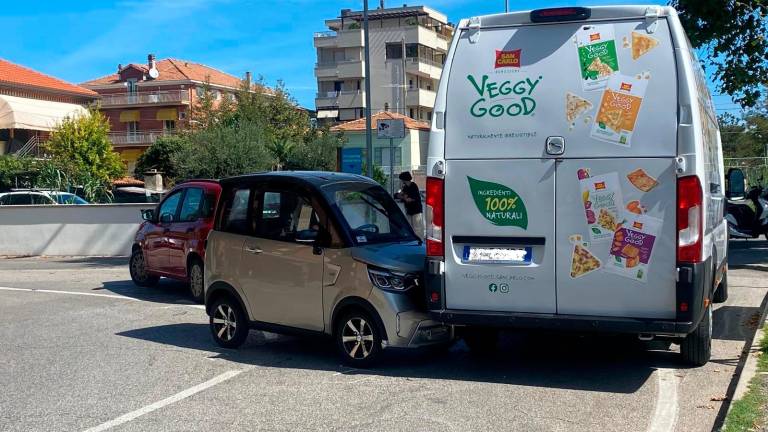 Rimini, a 97 anni si schianta davanti al bar