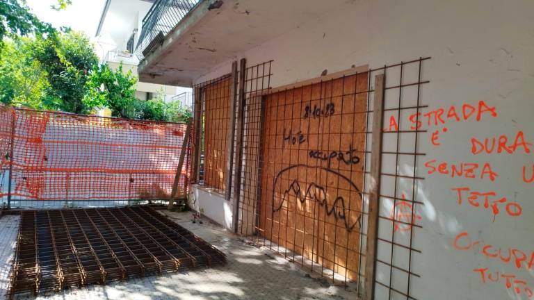 Rimini, reti elettrosaldate negli hotel dismessi per evitare ingressi indesiderati