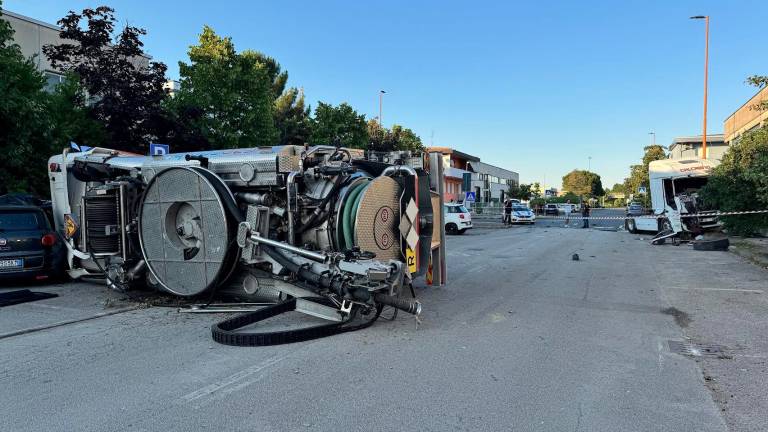 Cesena, camion degli spurghi si ribalta dopo un impatto a Torre del Moro con la motrice di un mezzo pesante, chiusa via Pastore