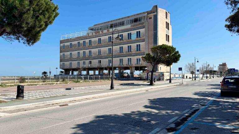 I lavori di abbattimento dell’ex colonia Santa Monica