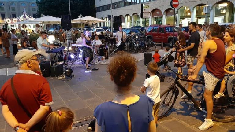 Spettacoli e negozi aperti: tornano i venerdì di luglio a Cesena
