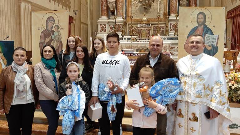 Forlì, da Forza Italia il dolce pasquale per i bambini ucraini per la Pasqua ortodossa
