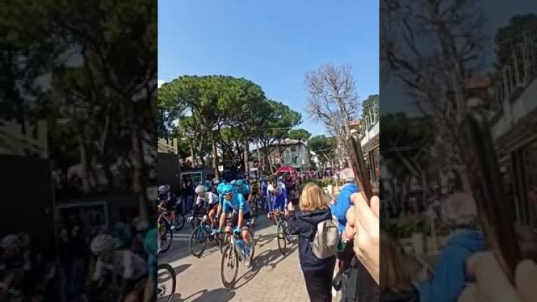 Ciclismo, la partenza della Coppi & Bartali a Riccione VIDEO