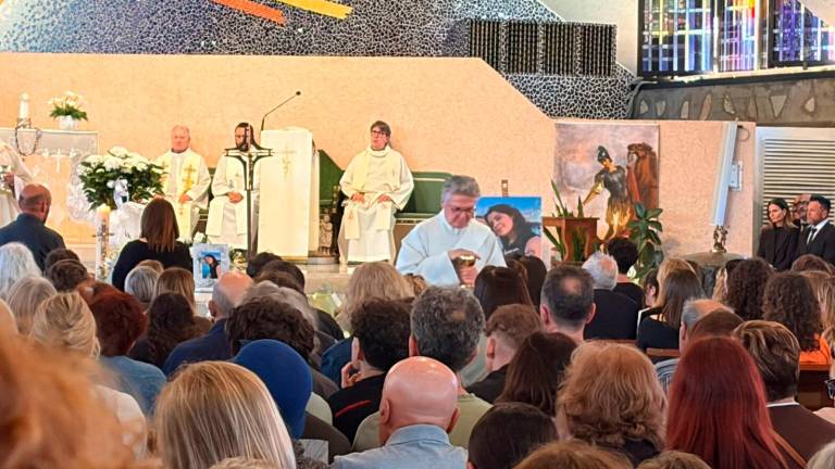 Riccione, l’ultimo saluto a Chiara: “Era fuoco, vita, energia pura”