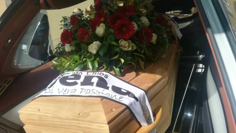 Calcio C, il funerale di Bruno Bolchi: la sciarpa del Cesena per l'ultimo saluto