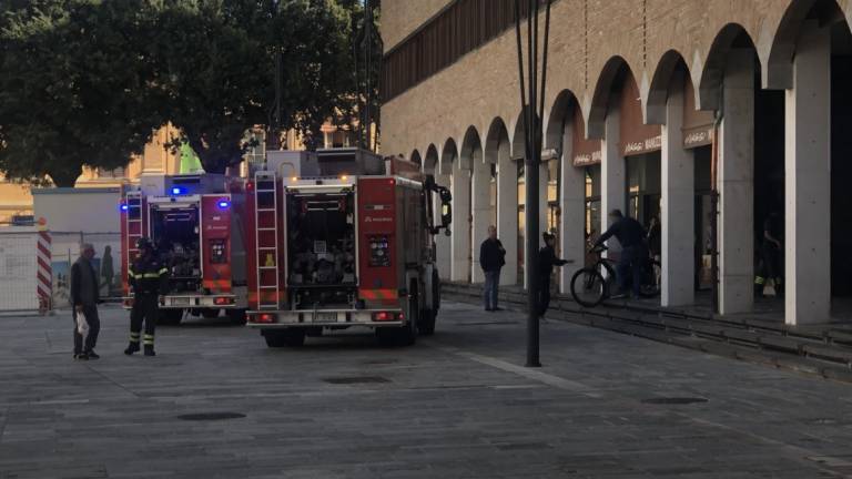 Cesena, principio di incendio in pieno centro: intervengono i Vigili del Fuoco