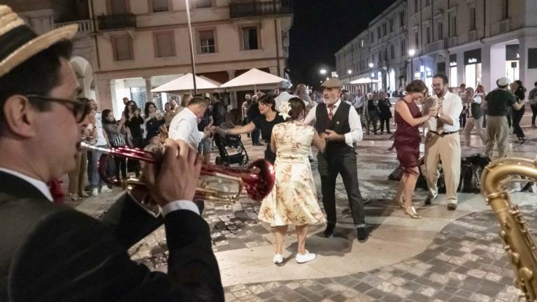 Rimini capitale della cultura 2026: folla in centro per la festa come a Capodanno. Missiroli racconta i suoni di “Rémni”