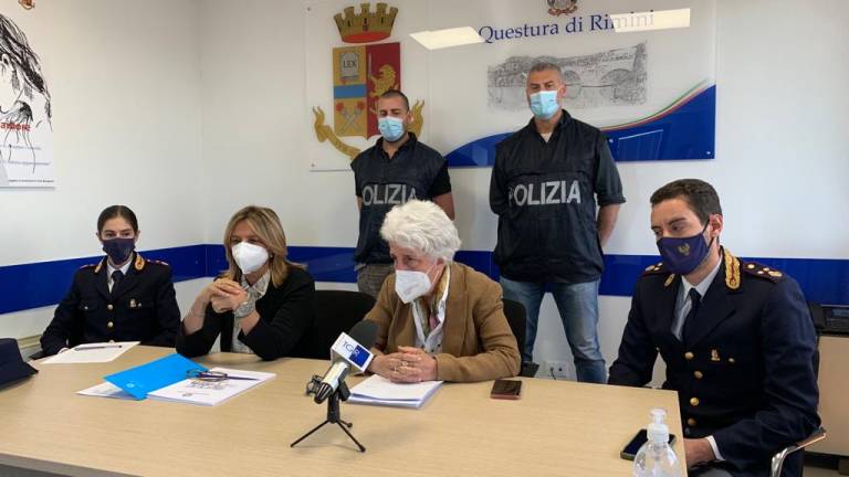 Rimini, le porge l'anello: Vuoi sposarmi? La compagna rifiuta e la uccide con 20 coltellate VIDEO