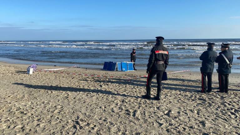 Cadavere in spiaggia a Milano Marittima, è un 70enne forlivese