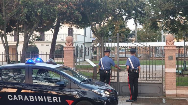 Riccione. Coltello alla gola rapina 17enne, arrestato