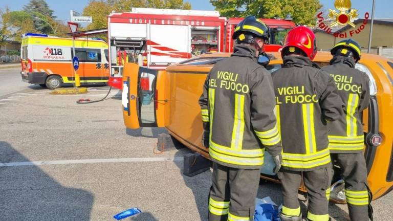 Forlì, incidente: auto si ribalta, intervengono i Vigili del Fuoco