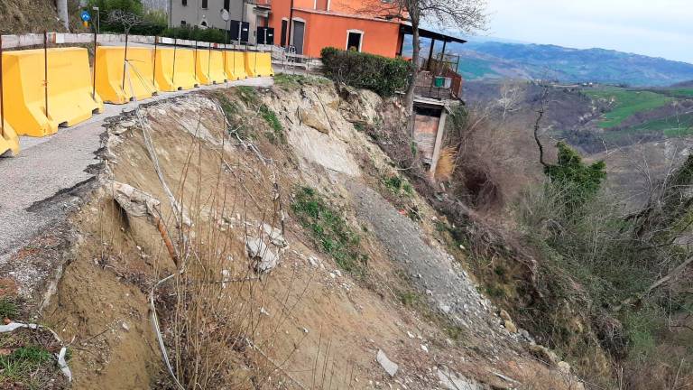 La frana nell’abitato di Ciola da cui sono partiti i lavori di sistemazione della Sp53