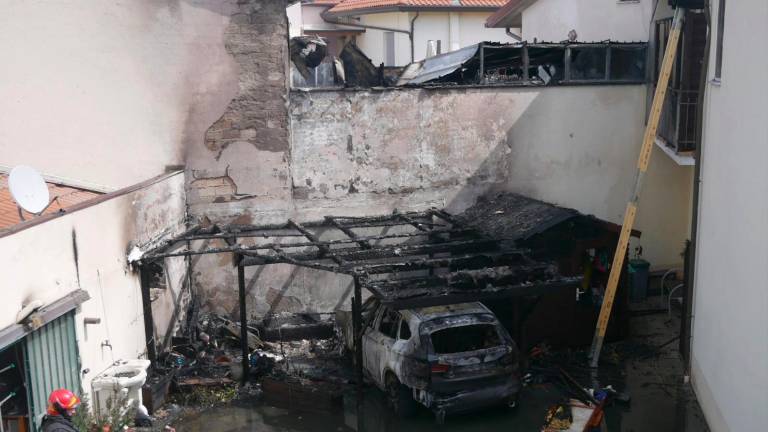 I danni causati dall’incendio ormai domato dai Vigili del fuoco (foto Fiorentini)