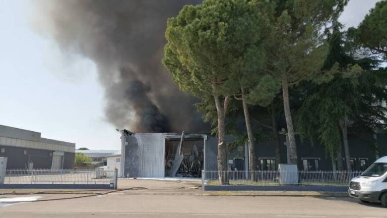 Forlì, incendio in una ditta