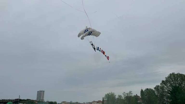 Rimini e gli alpini, lo spettacolo dei paracadutisti VIDEO