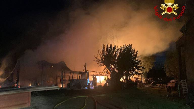 Meldola, incendio devasta capannone: distrutti trattori e attrezzi FOTO