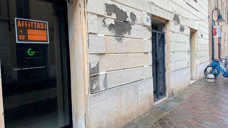 Il locale sfitto dal maggio scorso in via Mazzini, dove sorgeva il “Gianola Shop”