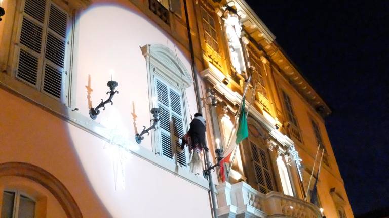 La discesa della Befana dal Palazzo Comunale di Imola che ogni anno chiude le festività natalizie (foto Mmph)