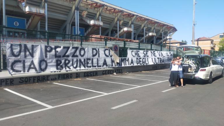 Calcio C, l'omaggio del Cesena a Brunella Ortolani: Sua la tessera numero 1: da lassù tiferà per il suo Cavalluccio VIDEO
