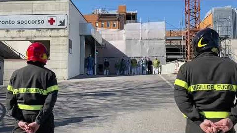 L'omaggio dei Vigili del Fuoco al Pronto Soccorso - VIDEO