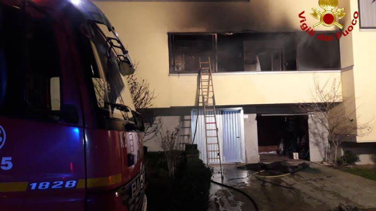 Incendio nella notte a Sant'Agata Feltria: tre intossicati all'ospedale