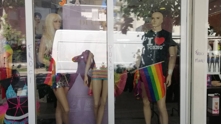 Rimini, vetrina di un negozio imbrattata con scritte omofobe