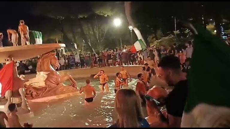 Italia campione d'Europa: a Rimini la fontana diventa una piscina