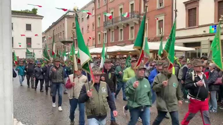 Gli alpini lungo le strade di Rimini VIDEO