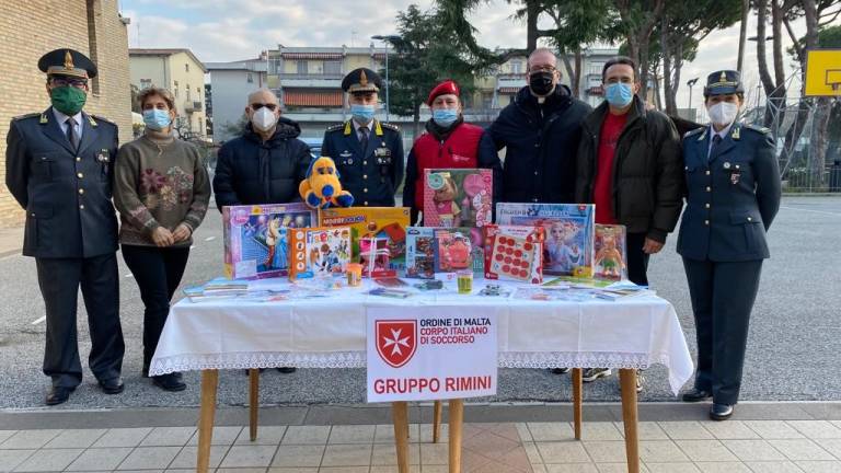 Rimini, la Guardia di Finanza dona giocattoli alla parrocchia di San Raffaele Arcangelo