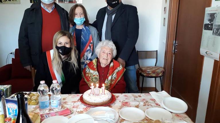 Coriano, la carica dei 101 anni: il magnifico compleanno di Ida Rupi