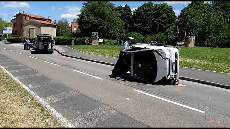 Imola, cappotta con la Smart in via della Resistenza