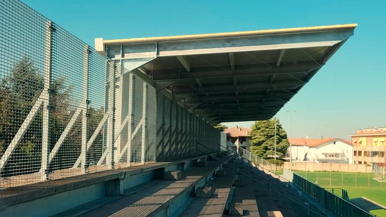 Forlimpopoli. Nuova copertura per la tribuna dello stadio