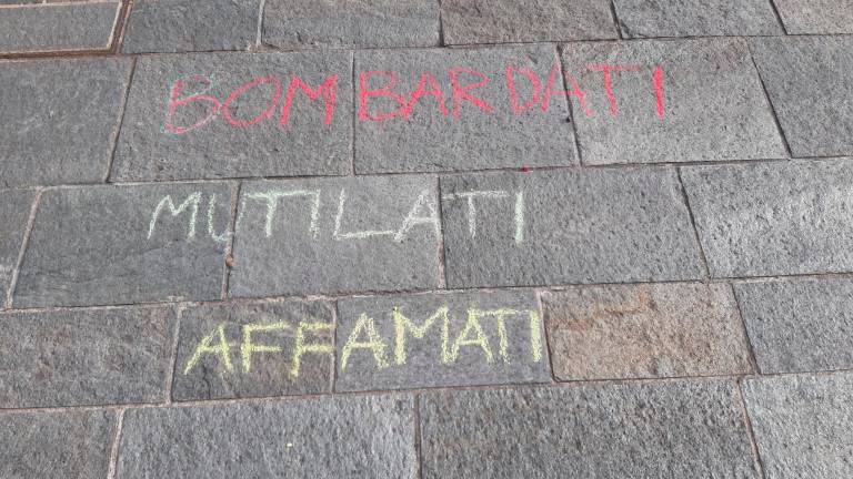 Cesena, bimbi e genitori con Mariangela Gualtieri fanno la “rivoluzione dei gessetti” per Gaza con 200 frasi e disegni sulle piazze davanti alla biblioteca